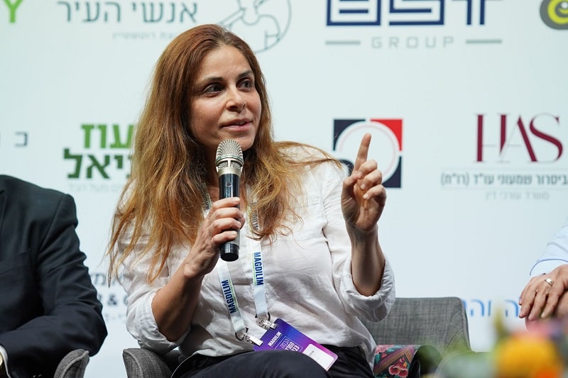 שירה תלמי באבאי בכנס מגדילים // צילום: פלג אלקלעי