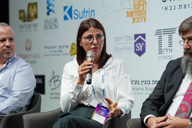 עו"ד שרית אריאלי בכנס מגדילים // צילום: פלג אלקלעי