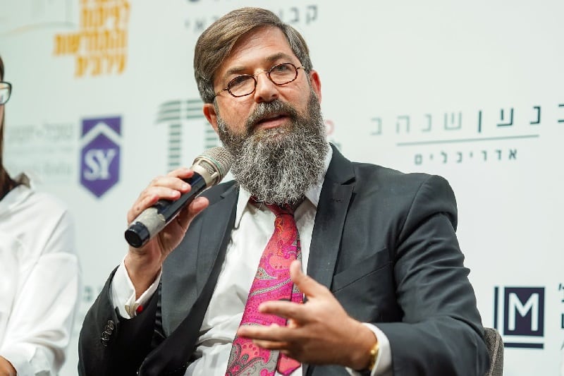 עו"ד בני זלמנוביץ' בכנס מגדילים // צילום: פלג אלקלעי