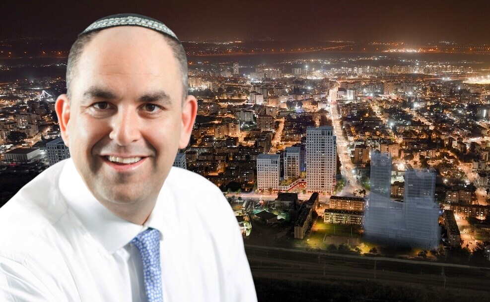 יאיר רביבו על רקע הדמיית הפרוייקט // הדמייה: אווה סטודיו