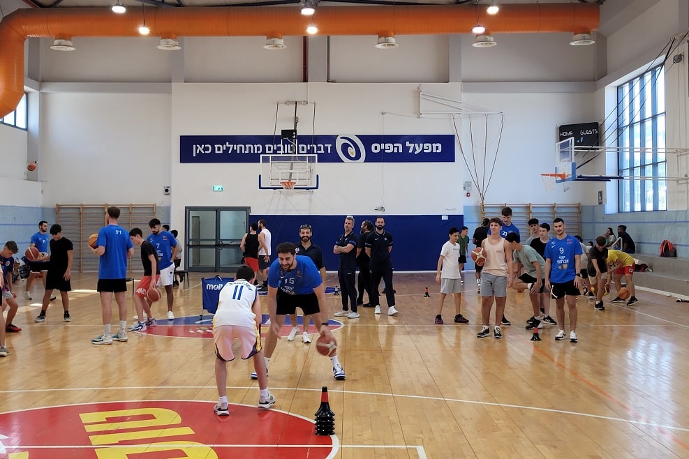 הפועל יוסי אברהמי אילת מארחים את ילדי עוטף עזה // צילום: שמעון עזריה