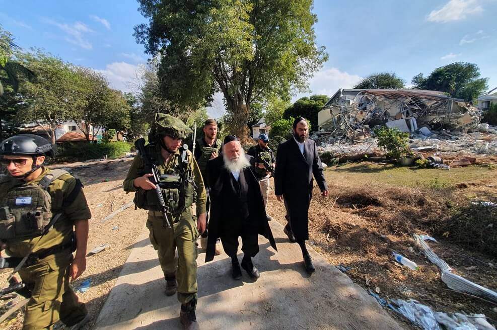 ביקור השר ביישובי העוטף בתחילת המלחמה | צילום: דוברות משרד השיכון והבינוי