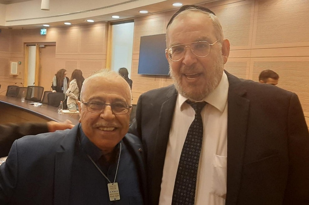 יעקב אשר וראש המועצה רפיק חלבי לאחר אישור הצו // צילום: דוברות ועדת הפנים