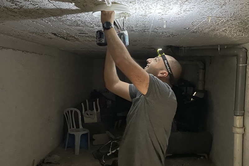 חברת קן התור מכשירה ומסדרת מקלטים // באדיבות חברת קן התור