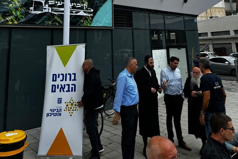 130 חברי קיבוץ רעים עברו להתגורר בשכירות במימון המדינה בבניין מגורים בת"א // צילום: דוברות משרד הבינוי והשיכון