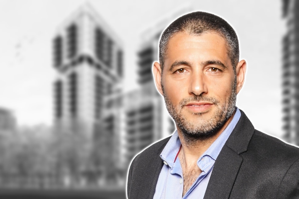 תמיר אמר // צילום: שלומי יוסף | הדמיית פרוייקט פינוי בינוי בשכונת עמישב בפתח תקווה של קב' חג׳ג וחברת אסתר אברהם // הדמיה: זית לב אדריכלים
