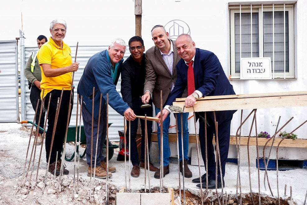 הנחת אבן פינה ניצני מבשרת // בתמונה בימין: אחמד עמלה, יאיר רביבו, עשאל גדות, קובי ייטב, אהרון אטיאס // צילום: דרור סיתהכל