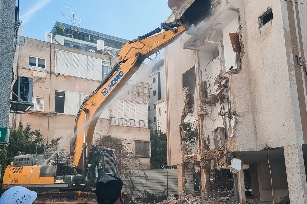 הריסת מתחם רות 5- הנהר 8 בשכונת החרוזים ברמת גן // יחצ