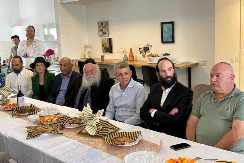 טקס קביעת מזוזה // צילום: משה איפרגן, לע"מ