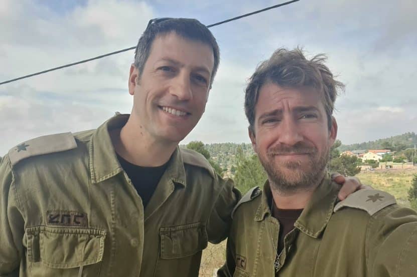 מימין: גיא סבג, ארז להב - מקורס מ"פים ביחד ומאז חברים טובים // תמונה מתוך אוסף פרטי