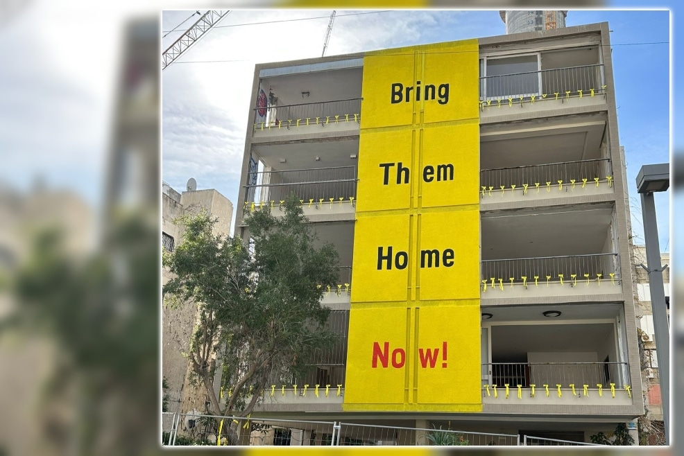 מייצג הזדהות עם משפחות החטופים // צילום: י.ח דמרי