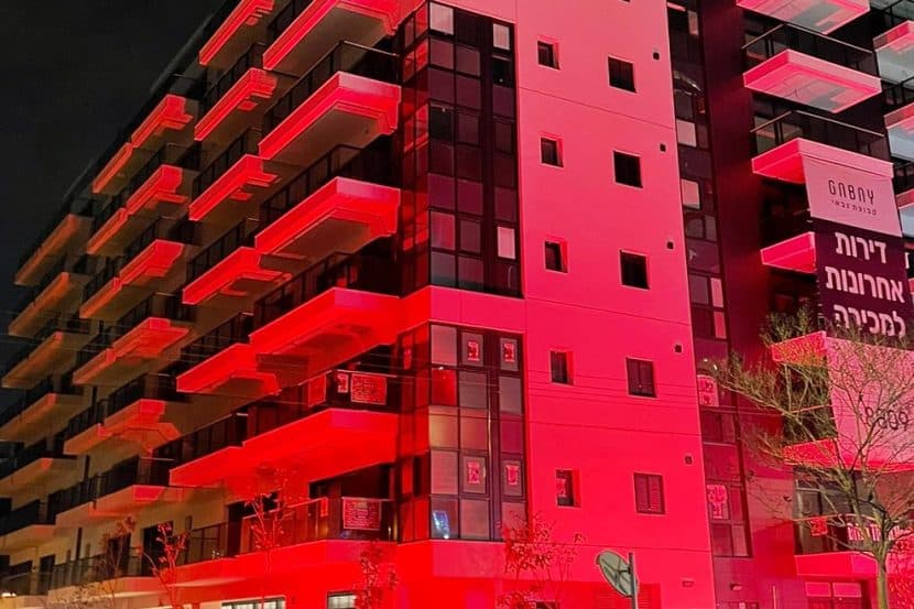 קבוצת גבאי מאירים בכתום // צילום: יח"צ