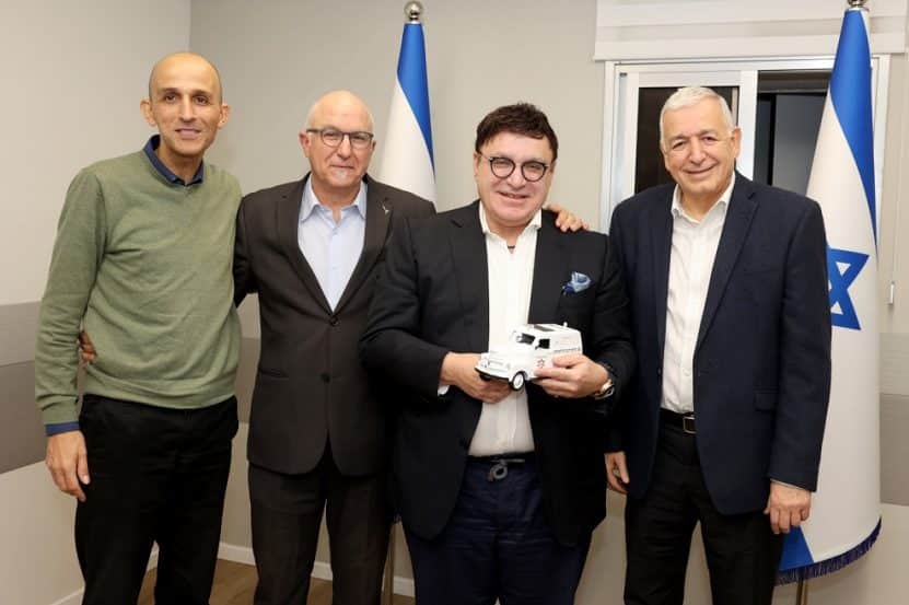 אירוע חתימה על הסכם לאומית // מימין: פרופ' מור יוסף, עופר נמרודי, יעקב אדרי, חיים פרננדס // צילום: איציק בירן