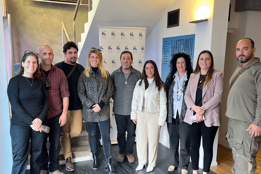 מיכל אבגנים ( בלבן במרכז ) עם נציגי התאחדות האדריכלים // צילום: יחצ