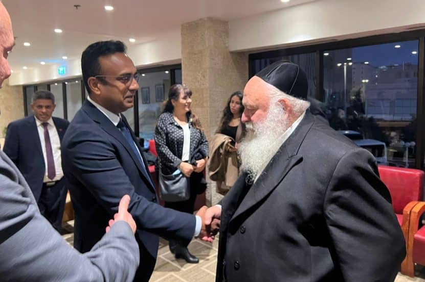 בתמונה: שר הבינוי והשיכון יצחק גולנדקופף ושר העבודה הסרי לנקי // צילום: דוברות משרד הבינוי והשיכון