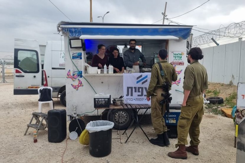 חברת תצפית נדל"ן חגגה פורים עם החיילים // באדיבות חברת תצפית נדל"ן