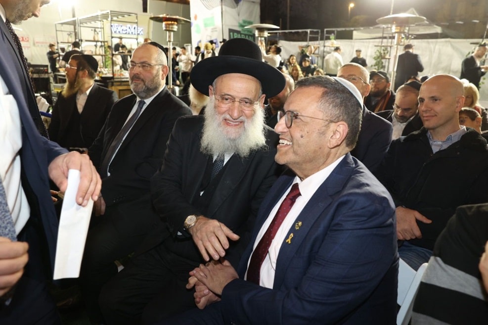 מימין: משה לאון, הרב ראובן אלבז // באדיבות חברת חוצות ירושלים