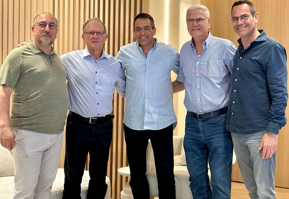 מימין: רום יעקב, שחר יעקב, רונן עקביה, שלמה זוהר, ג'ואי שוובל // צילום: עומר סבח