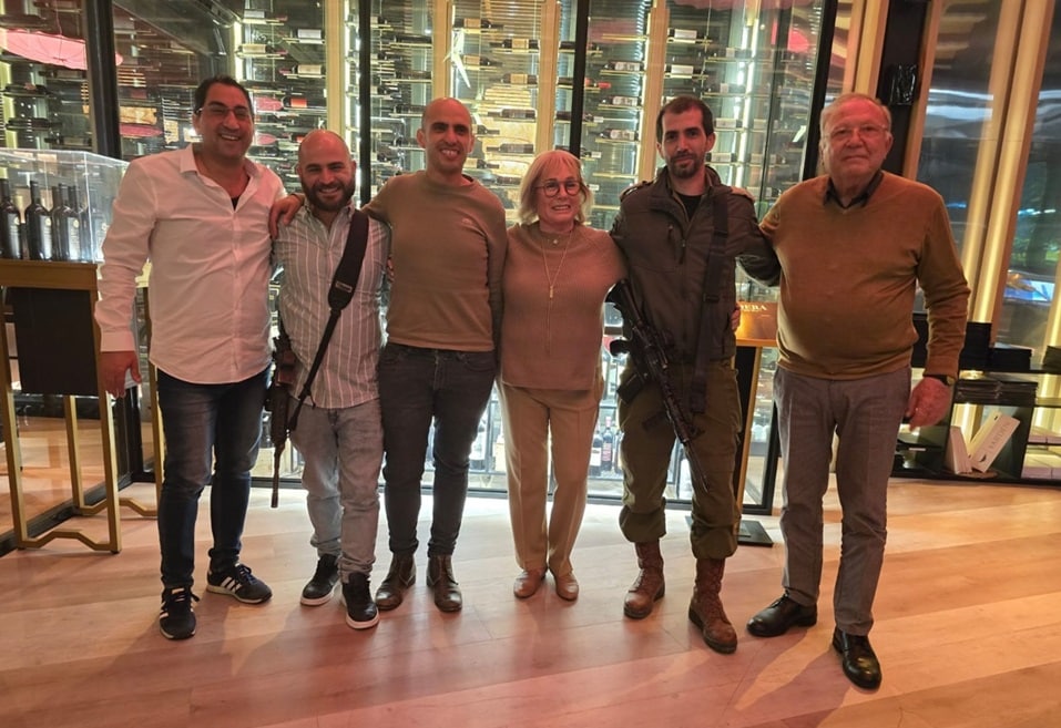 מימין: ארנון פרשקובסקי, אוראל יפרח, עדנה פרשקובסקי, מורם מרוז, בן לוריא ותמיר בלייכמן // באדיבות פרשקובסקי