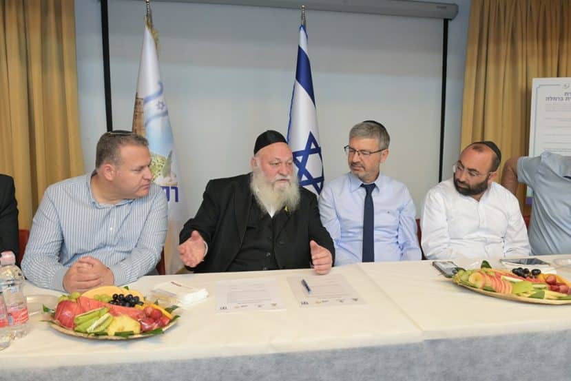 מתוך מפגש הסכמי מסגרת להתחדשות עירונית // צילום: ברונו שרביט, לע"מ