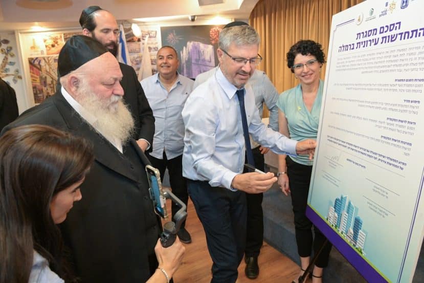 מתוך מפגש הסכמי מסגרת להתחדשות עירונית // צילום: ברונו שרביט, לע"מ