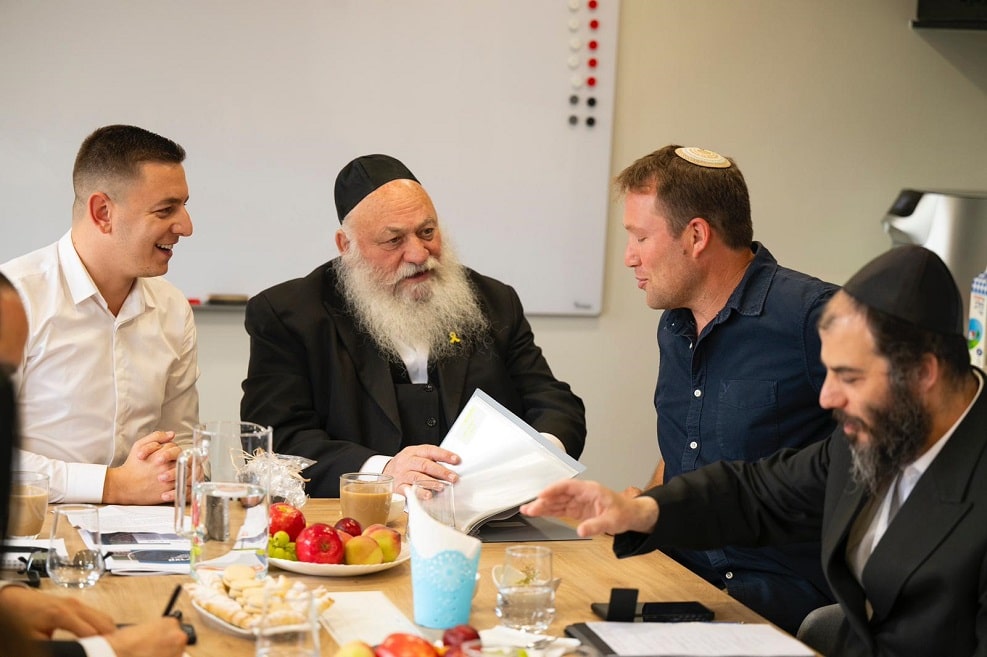 המפגש של שר הבינוי והשיכון יצחק גולדקנופף עם אורי קלנר ויהודה דואה // צילום: ערן ירדני, לע״מ
