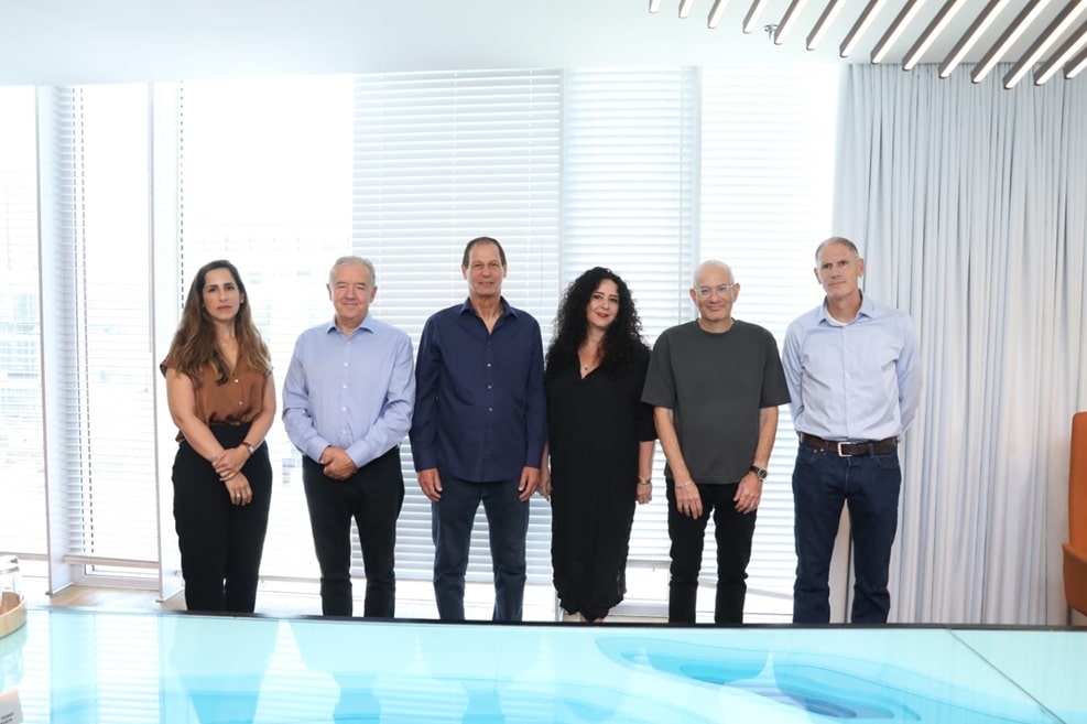חתימת ההסכם בין מהדרין וטראלייט // צילום: ענבל מרמרי
