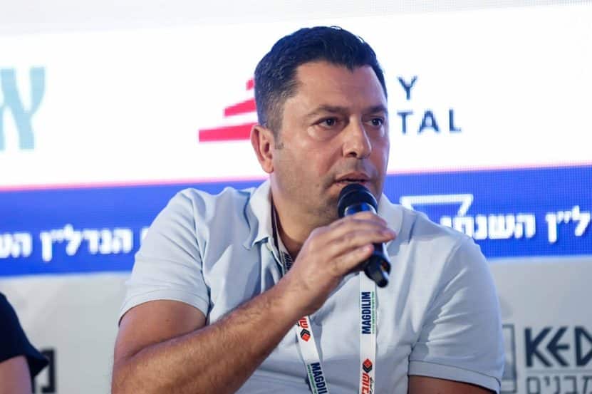 זיו יעקבי בכנס הנדל"ן השנתי של אתר מגדילים // צילום: דרור סיתהכל