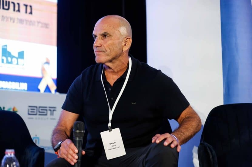 עו״ד זיו כספי בכנס הנדל"ן השנתי של אתר מגדילים // צילום: דרור סיתהכל