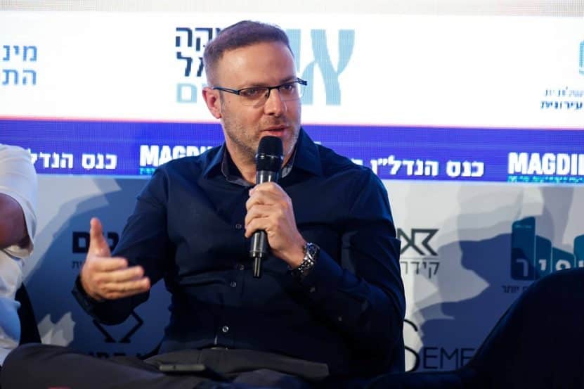 אריאל רוזנברג בכנס הנדל"ן השנתי של אתר מגדילים // צילום: דרור סיתהכל