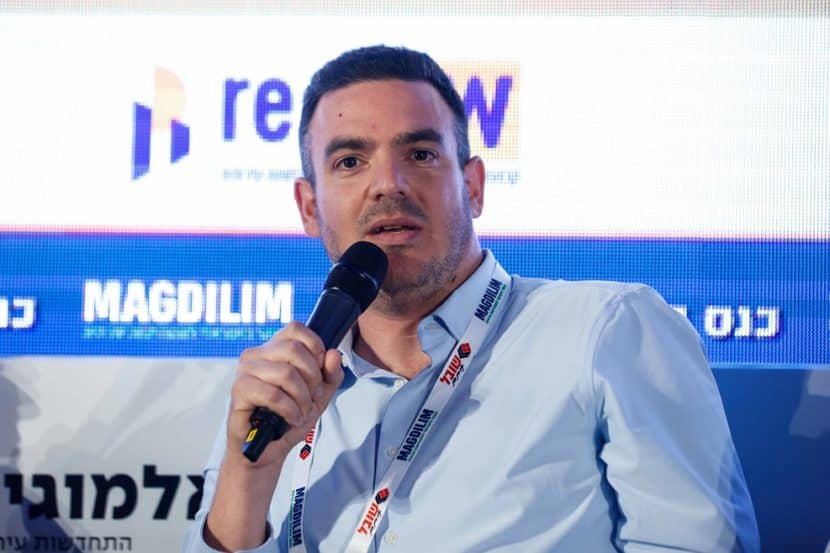 יוסי חזן בכנס הנדל"ן השנתי של אתר מגדילים // צילום: דרור סיתהכל