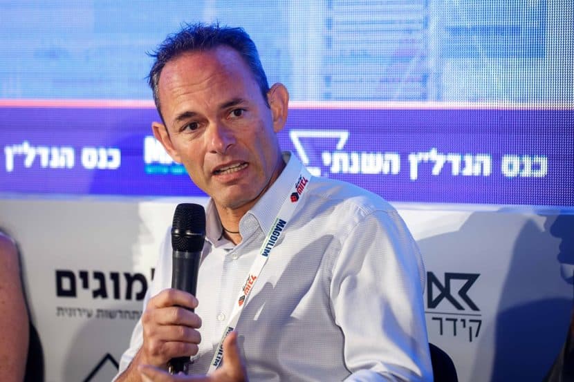 עמי פליישר בכנס הנדל"ן השנתי של אתר מגדילים // צילום: דרור סיתהכל