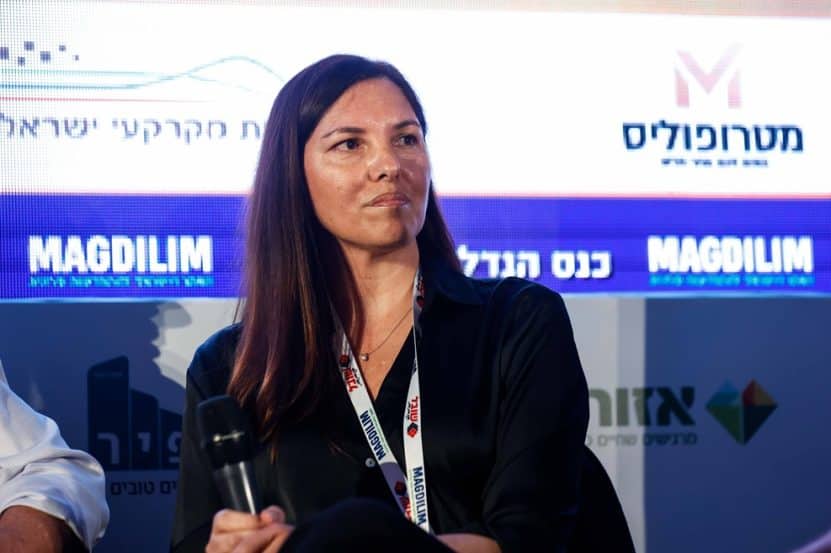 שירלי מישאל בכנס הנדל"ן השנתי של אתר מגדילים // צילום: דרור סיתהכל