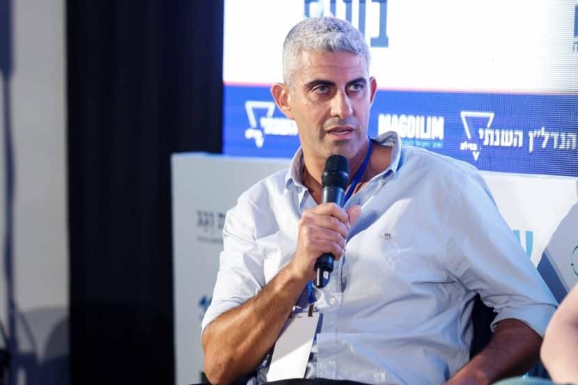 איתי סמדר בכנס הנדל"ן השנתי של אתר מגדילים // צילום: דרור סיתהכל