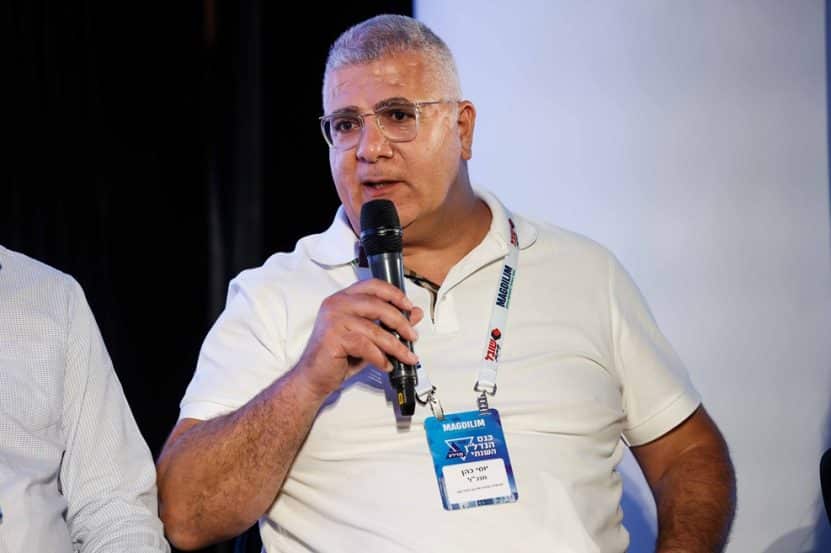 יוסי כהן בפאנל הצד החברתי מתוך כנס הנדל"ן השנתי // צילום: דרור סיתהכל