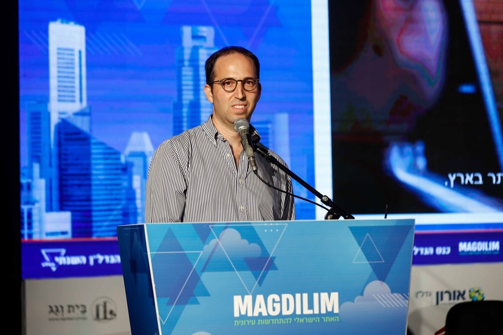אמיר לוטן בכנס הנדל"ן השנתי של אתר מגדילים // צילום: דרור סיתהכל