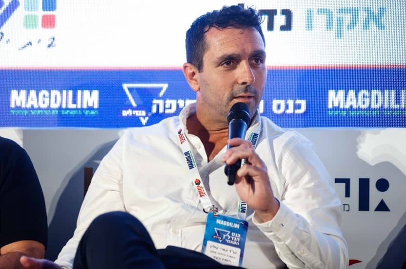 עומרי קולין בפאנל 'מכינים את השטח' מתוך כנס הנדל"ן השנתי // צילום: דרור סיתהכל