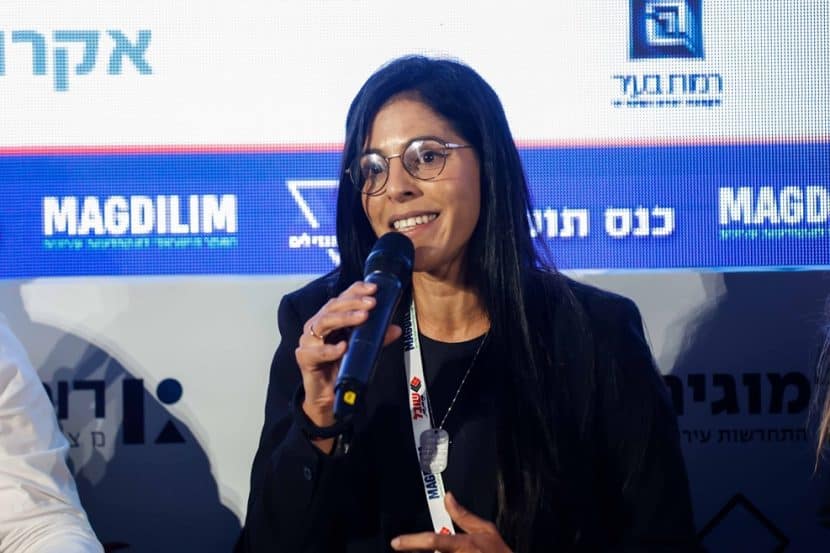 עו"ד אופיר כהן קוניוק בפאנל 'מכינים את השטח' מתוך כנס הנדל"ן השנתי // צילום: דרור סיתהכל