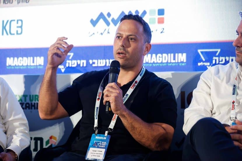 אופיר ענבר בפאנל 'מכינים את השטח' מתוך כנס הנדל"ן השנתי // צילום: דרור סיתהכל