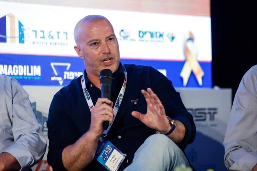 אודי רז בפאנל הצד הכלכלי מתוך כנס הנדל"ן השנתי // צילום: דרור סיתהכל