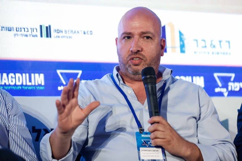 צביקה רובינשטיין בפאנל הצד הכלכלי מתוך כנס הנדל"ן השנתי // צילום: דרור סיתהכל