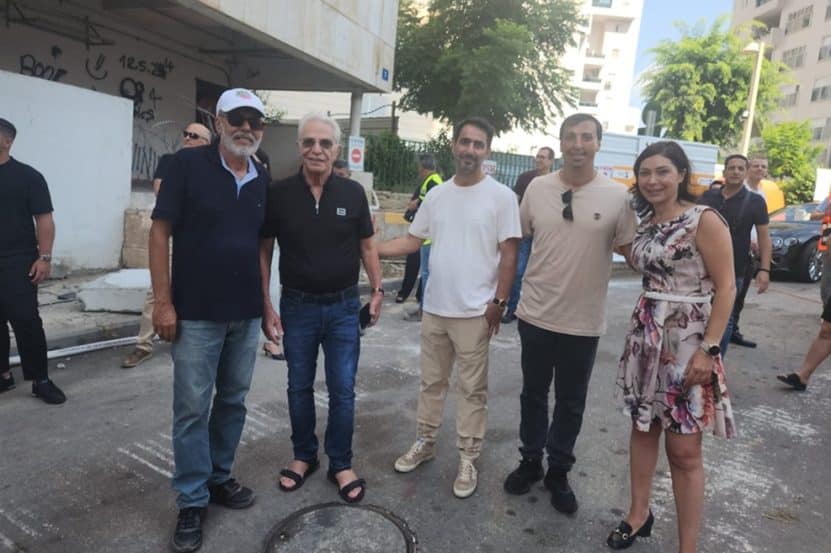 מימין: ורד, אדי, אבי ושמעון צרפתי ומיקי שבת מהנדס החברה במעמד ההריסה // צילום: צרפתי שמעון