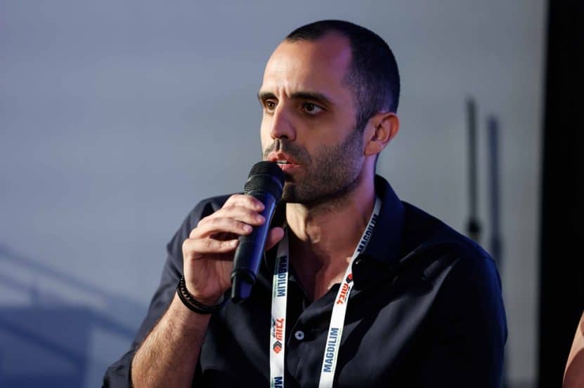 קובי אילוז בפאנל הצד החברתי מתוך כנס הנדל"ן השנתי // צילום: דרור סיתהכל