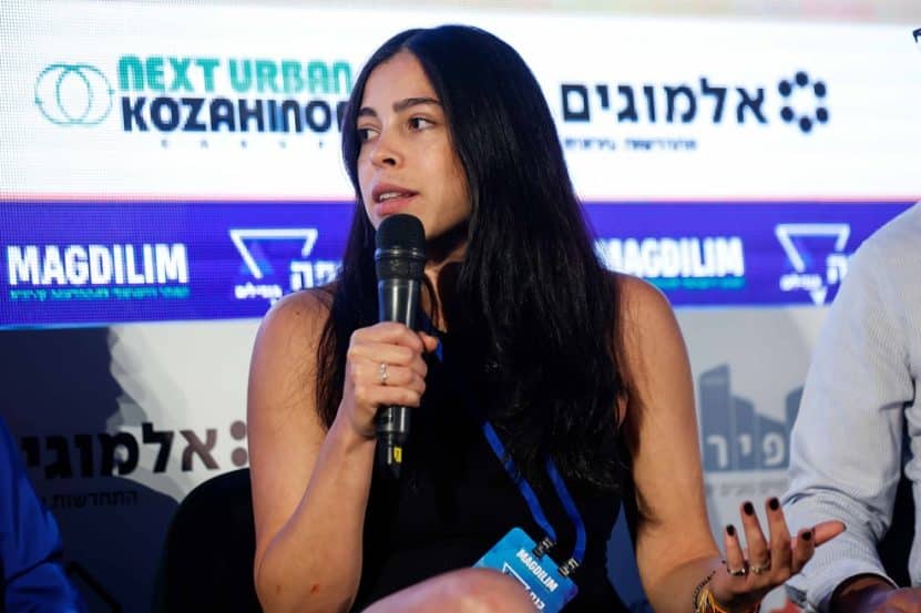 נוי דותן בפאנל הצד החברתי מתוך כנס הנדל"ן השנתי // צילום: דרור סיתהכל