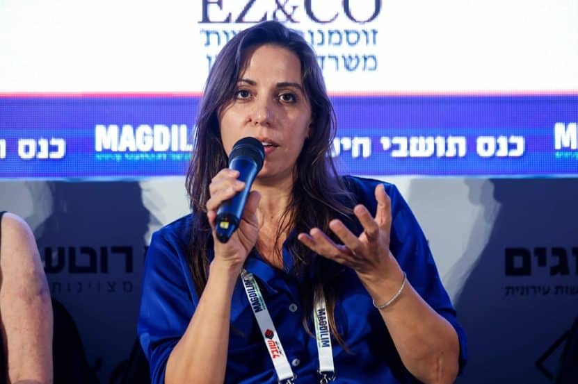 רונית אשד לוי בפאנל הצד החברתי מתוך כנס הנדל"ן השנתי // צילום: דרור סיתהכל