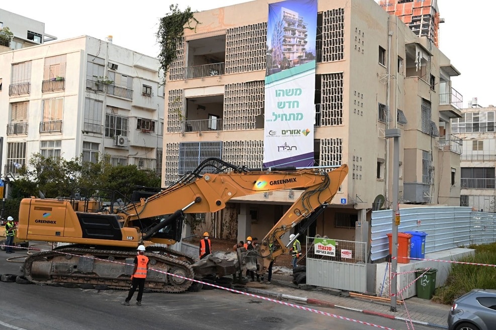 אירוע ההריסה בפרויקט רמז 8 // צילום: סרג'ו סטרודובצב מצורפת תמונה מהריסת הפרויקט – קרדיט : סרג'ו סטרודובצב