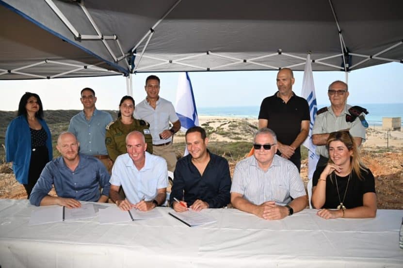 חתימה על הסכם לפינוי הנפלים במטווח 24 בראשון לציון //  צילום: דוברות עיריית ראשון לציון