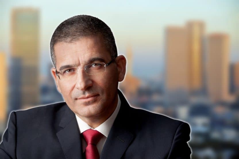 מימין: יעקב אטרקצי // צילום: ראובן קפוצי'נסקי | Depositphotos