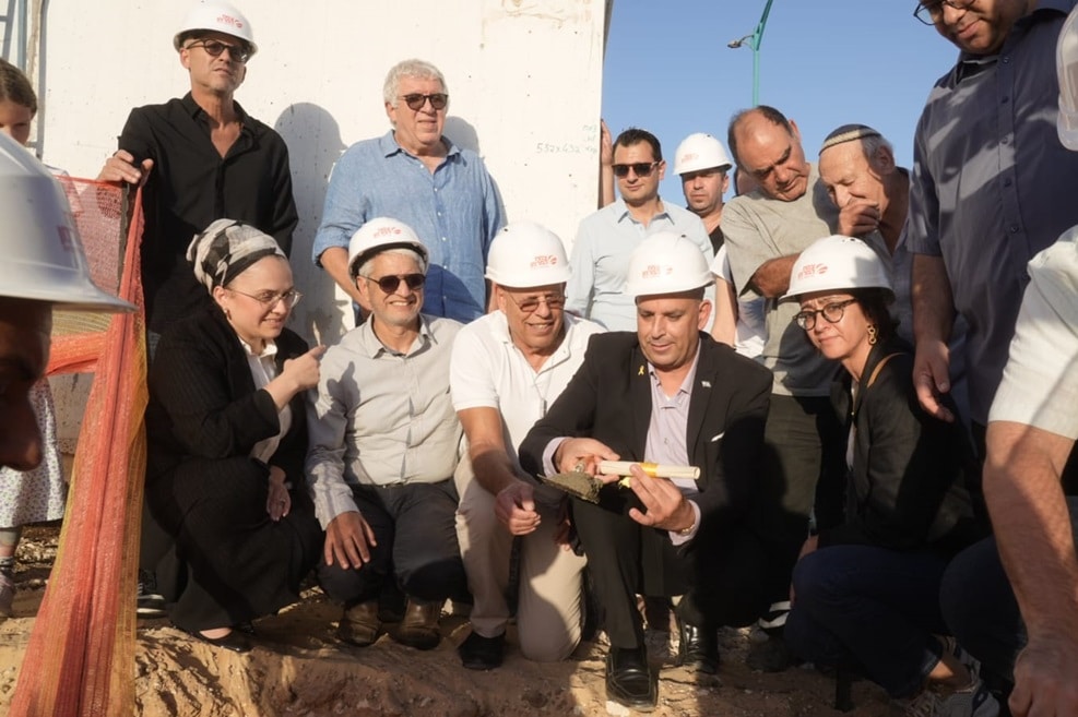 בכירי עיריית לוד ובכירי חברת צמח המרמן בטקס הנחת אבן פינה לפרויקט מצפה רנה // צילום: ינאי אלפסי