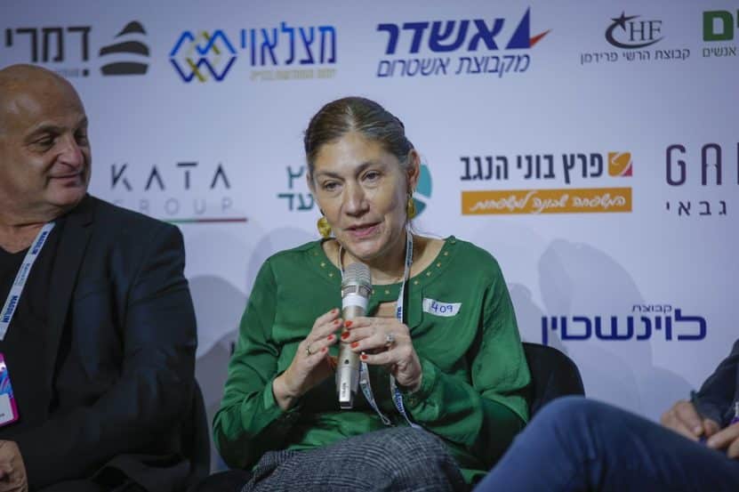 אדר' סיגי בארי בכנס הבמה המרכזית מגדילים // צילום: דרור סיתהכל